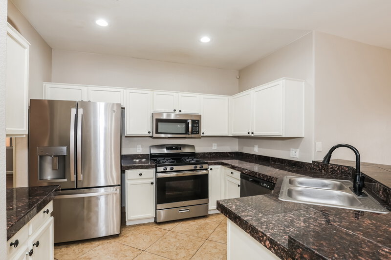 2,020/Mo, 3677 N 141st Dr Goodyear, AZ 85395 Kitchen View 2