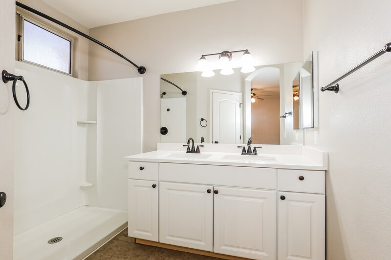 2,020/Mo, 3677 N 141st Dr Goodyear, AZ 85395 Main Bathroom View