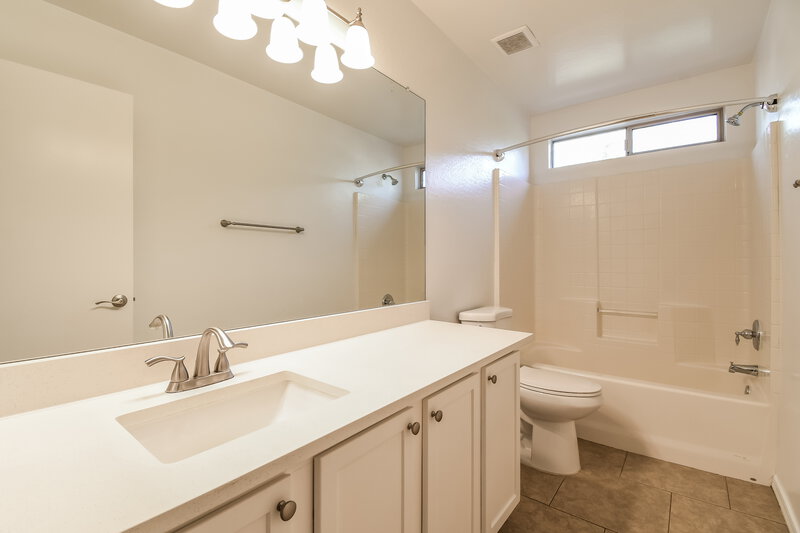 3,050/Mo, 1729 E Christopher St San Tan Valley, AZ 85140 Main Bathroom View 2
