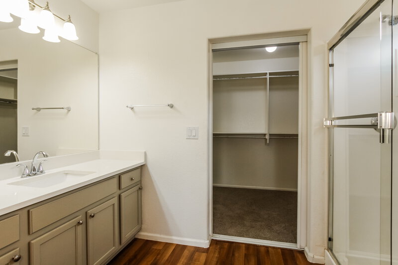 2,605/Mo, 2348 W White Feather Ln Phoenix, AZ 85085 Main Bathroom View