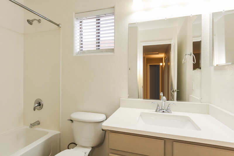 2,605/Mo, 2348 W White Feather Ln Phoenix, AZ 85085 Bathroom View
