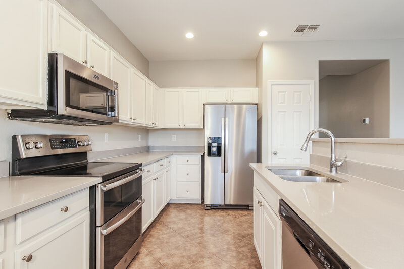 2,460/Mo, 2741 W Bowker St Phoenix, AZ 85041 Kitchen View