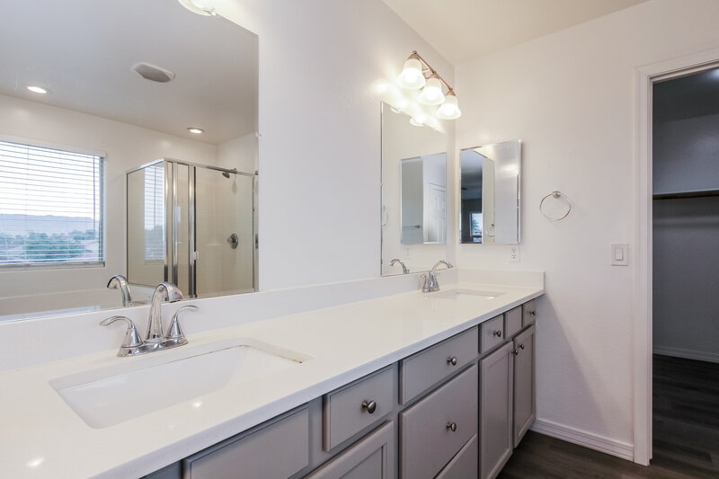 2,460/Mo, 2741 W Bowker St Phoenix, AZ 85041 Main Bathroom View