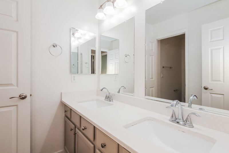 2,460/Mo, 2741 W Bowker St Phoenix, AZ 85041 Bathroom View