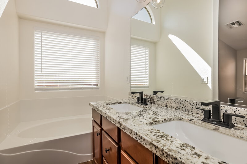 2,570/Mo, 28627 N Nobel Rd Phoenix, AZ 85085 Main Bathroom View