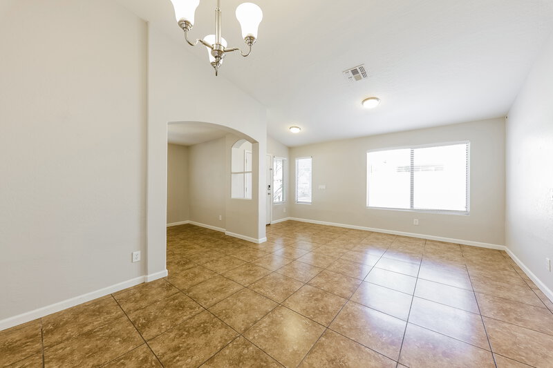 2,140/Mo, 8133 W Hess Ave Phoenix, AZ 85043 Living Room View 2