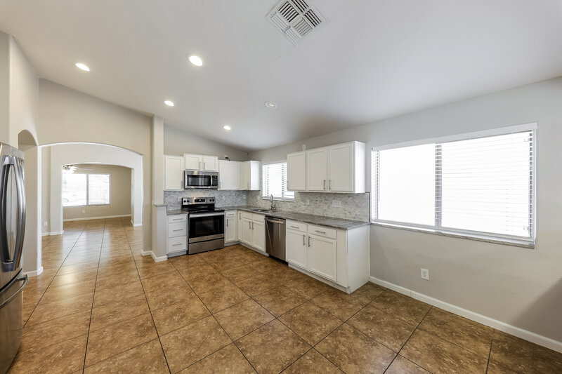 2,140/Mo, 8133 W Hess Ave Phoenix, AZ 85043 Kitchen View