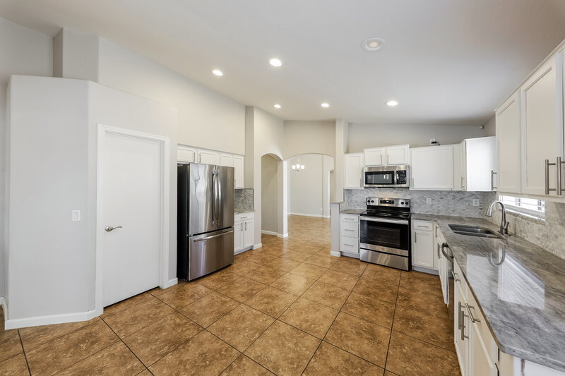 2,140/Mo, 8133 W Hess Ave Phoenix, AZ 85043 Kitchen View 2