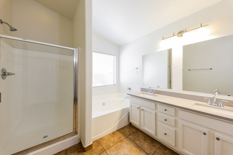 2,140/Mo, 8133 W Hess Ave Phoenix, AZ 85043 Main Bathroom View