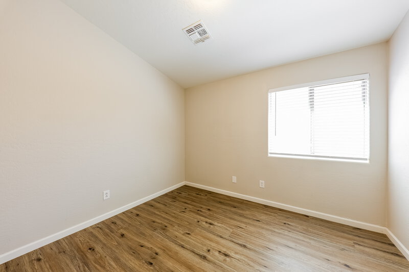2,140/Mo, 8133 W Hess Ave Phoenix, AZ 85043 Bedroom View