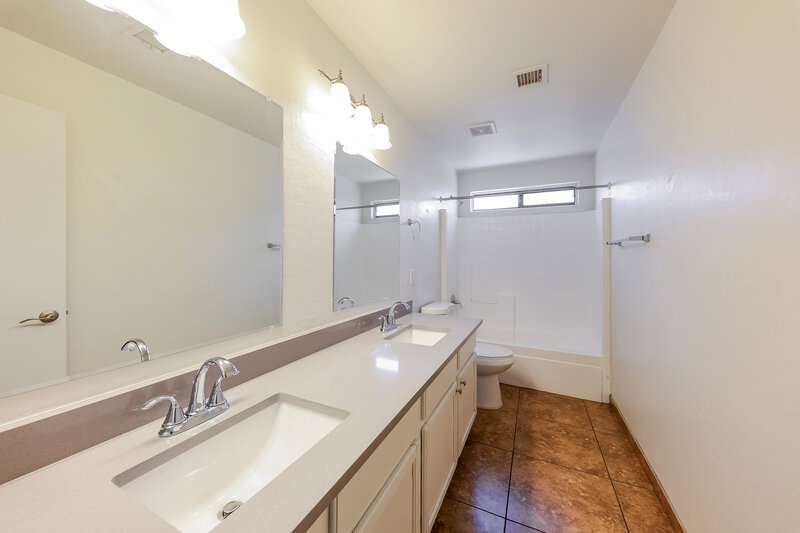 2,140/Mo, 8133 W Hess Ave Phoenix, AZ 85043 Bathroom View