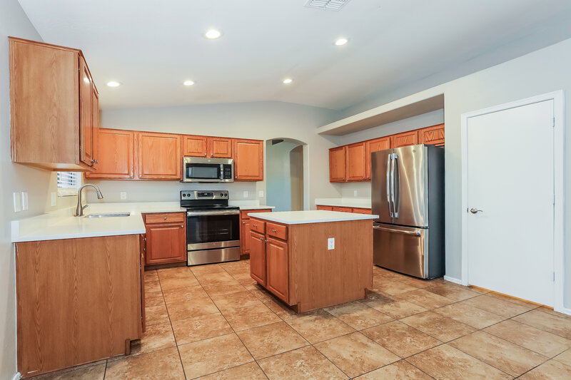 1,965/Mo, 1520 E La Salle St Phoenix, AZ 85040 Kitchen View 2