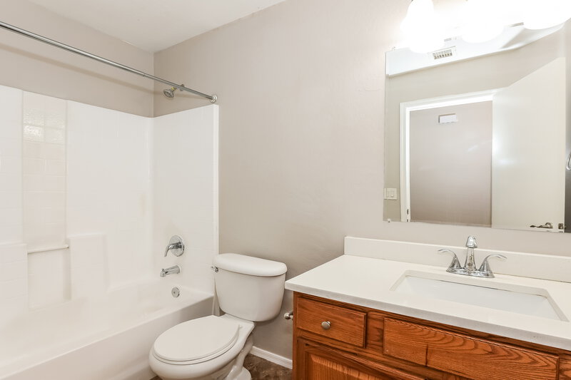 1,965/Mo, 1520 E La Salle St Phoenix, AZ 85040 Bathroom View