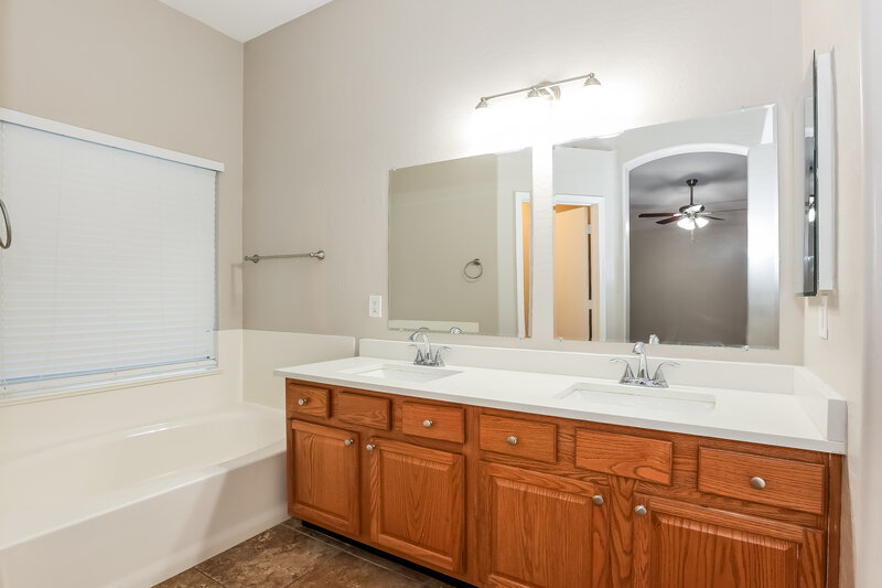 1,965/Mo, 1520 E La Salle St Phoenix, AZ 85040 Bathroom View 2