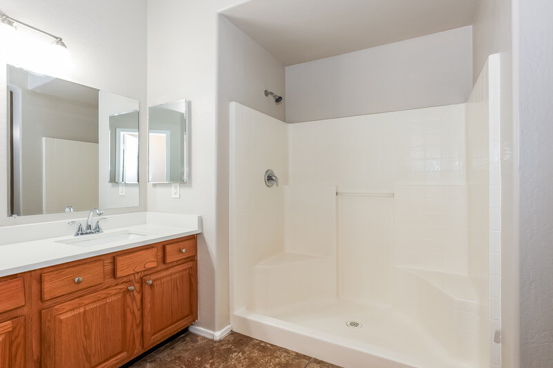 1,965/Mo, 1520 E La Salle St Phoenix, AZ 85040 Bathroom View 3