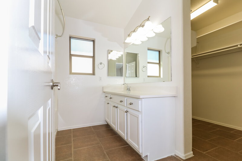 2,080/Mo, 11456 W Sheridan St Avondale, AZ 85392 Main Bathroom View