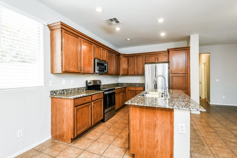 2,880/Mo, 1722 S Roanoke St Gilbert, AZ 85295 Kitchen View 2