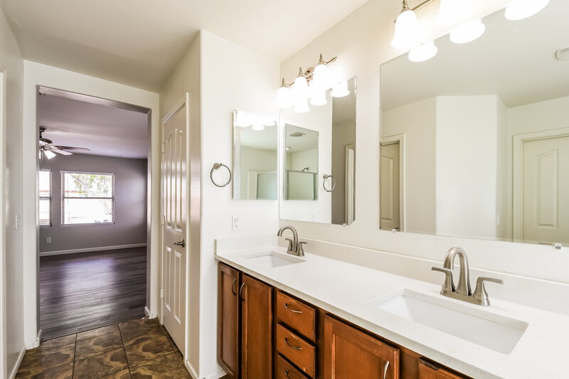 2,880/Mo, 1722 S Roanoke St Gilbert, AZ 85295 Main Bathroom View 2