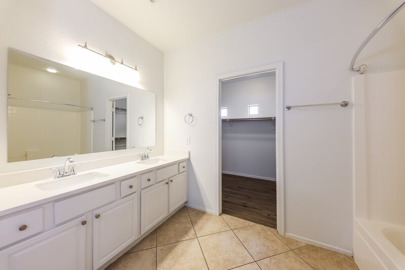 1,880/Mo, 17754 W Langer Ln Surprise, AZ 85388 Bathroom View