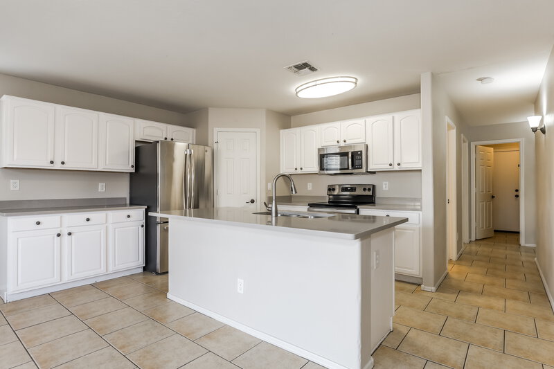 2,360/Mo, 8216 W Globe Ave Phoenix, AZ 85043 Kitchen View