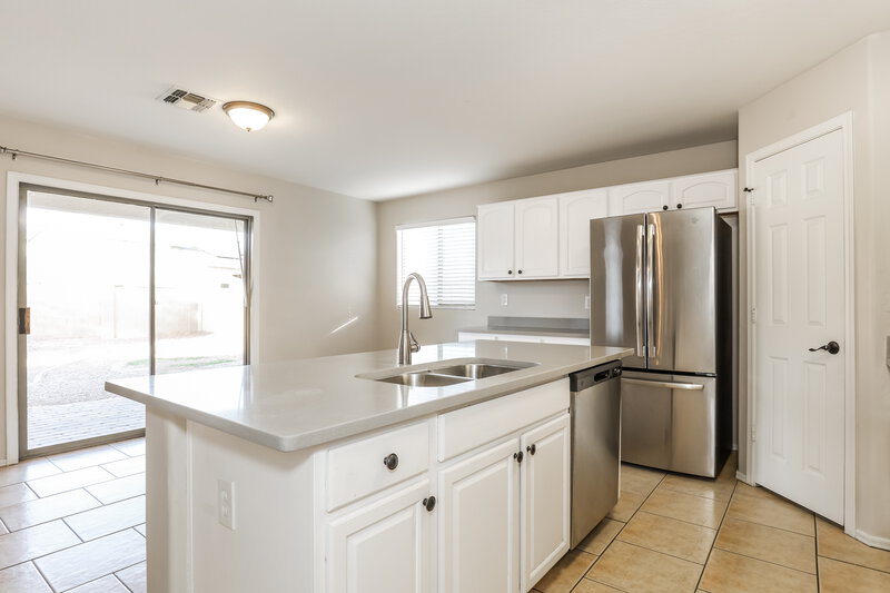 2,360/Mo, 8216 W Globe Ave Phoenix, AZ 85043 Kitchen View 2