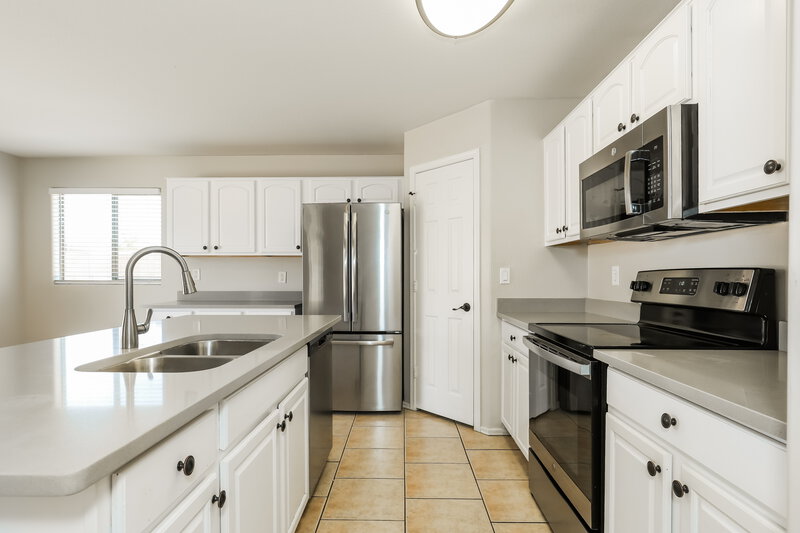2,235/Mo, 8216 W Globe Ave Phoenix, AZ 85043 Kitchen View