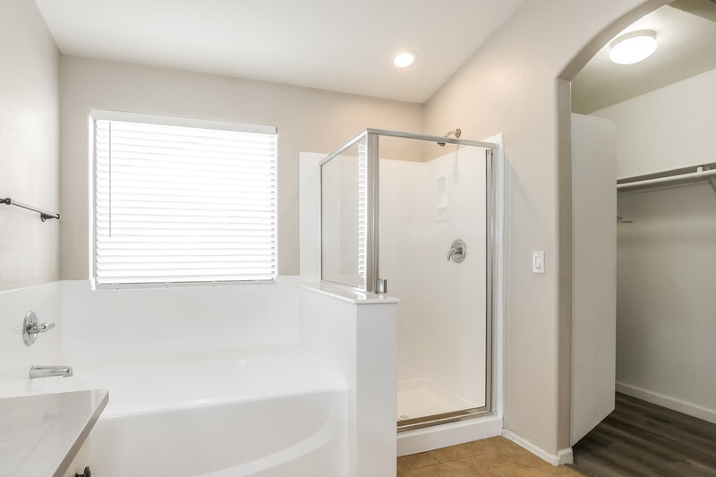 2,360/Mo, 8216 W Globe Ave Phoenix, AZ 85043 Main Bathroom View