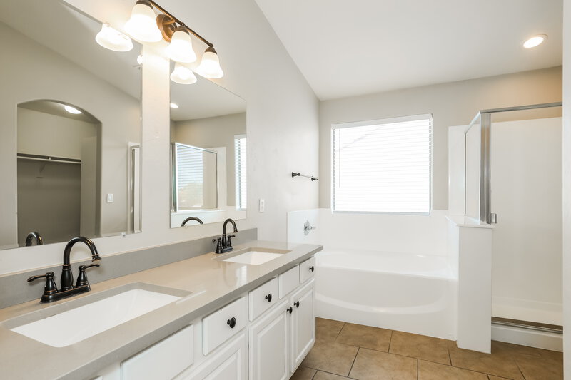 2,235/Mo, 8216 W Globe Ave Phoenix, AZ 85043 Main Bathroom View
