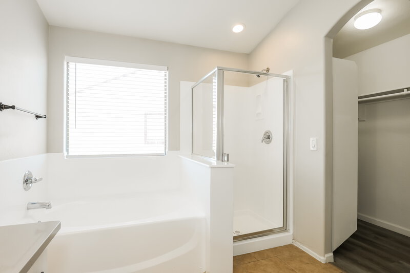 2,235/Mo, 8216 W Globe Ave Phoenix, AZ 85043 Main Bathroom View 2
