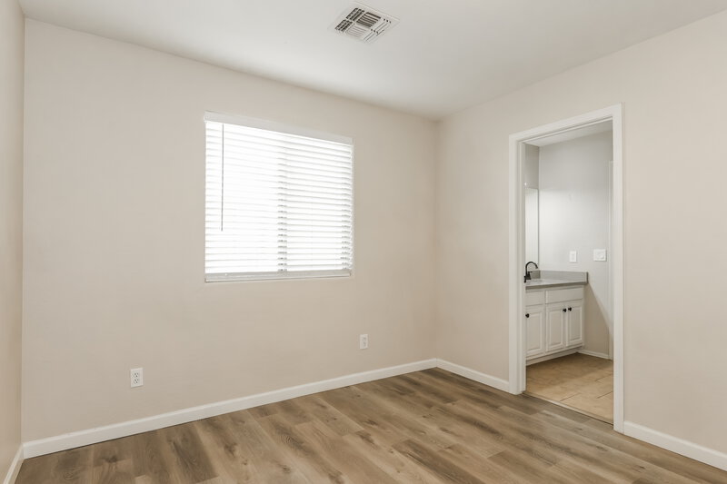 2,360/Mo, 8216 W Globe Ave Phoenix, AZ 85043 Bedroom View 3