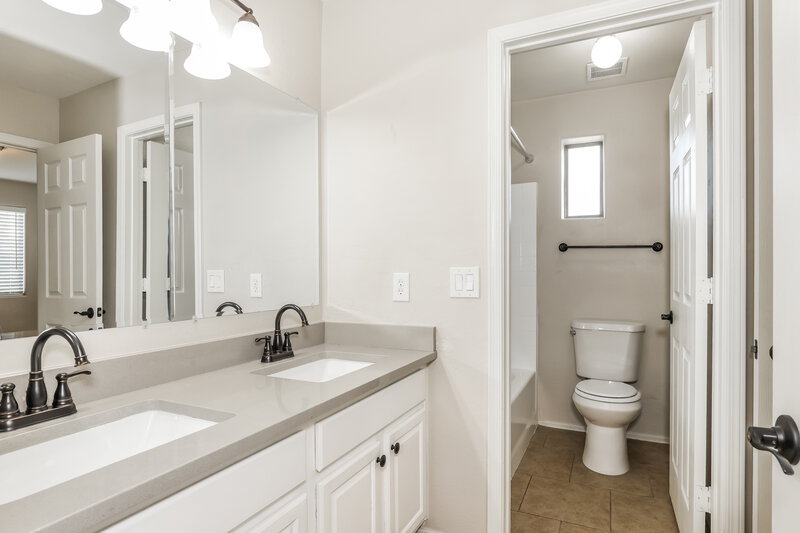2,360/Mo, 8216 W Globe Ave Phoenix, AZ 85043 Bathroom View