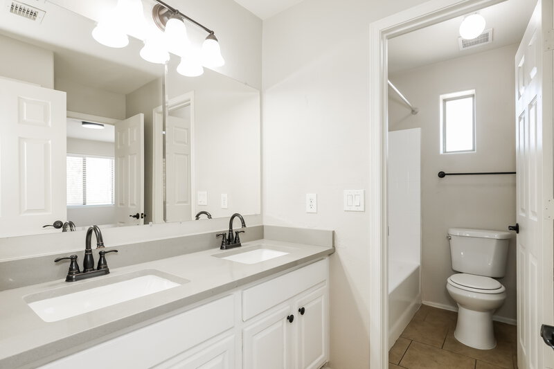 2,235/Mo, 8216 W Globe Ave Phoenix, AZ 85043 Bathroom View