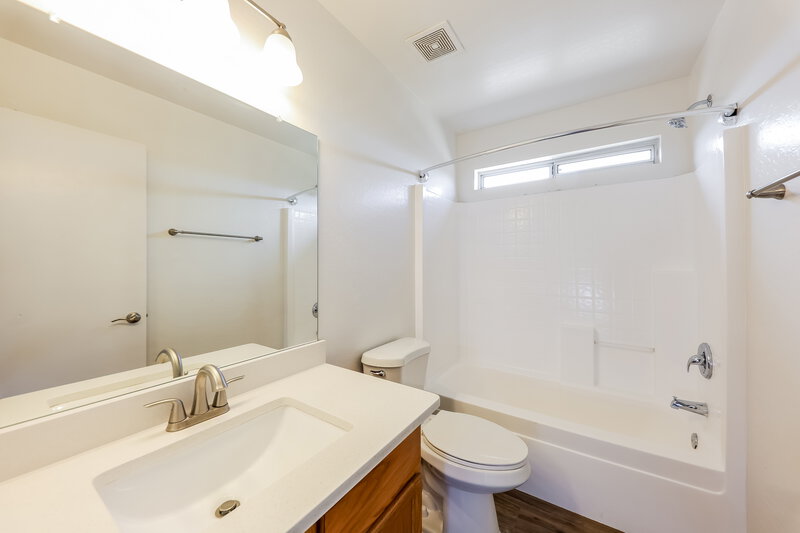 2,095/Mo, 12605 W Corrine Dr El Mirage, AZ 85335 Main Bathroom View