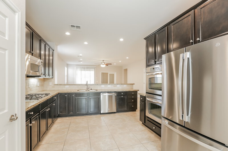 2,420/Mo, 2904 E Meadowview Dr Gilbert, AZ 85298 Kitchen View 3