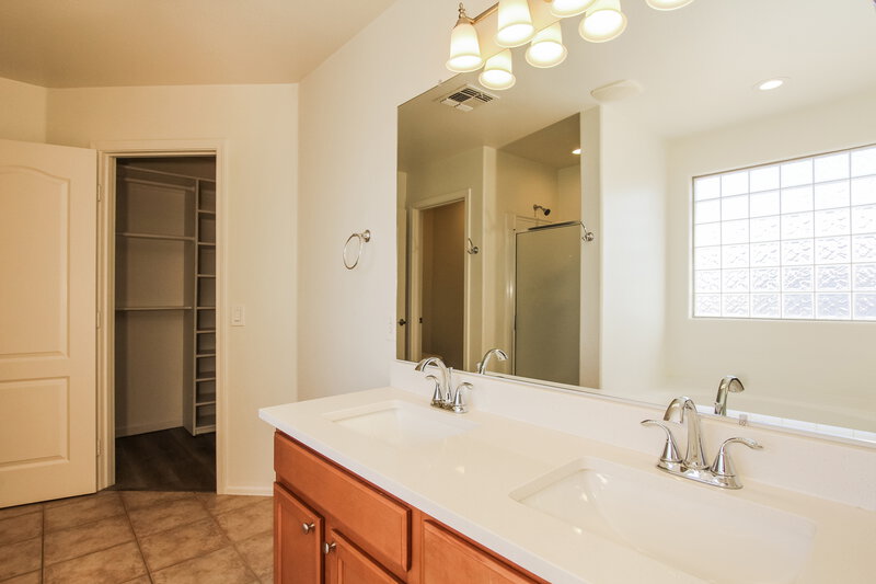 2,630/Mo, 6883 W Darrel Rd Laveen, AZ 85339 Main Bathroom View