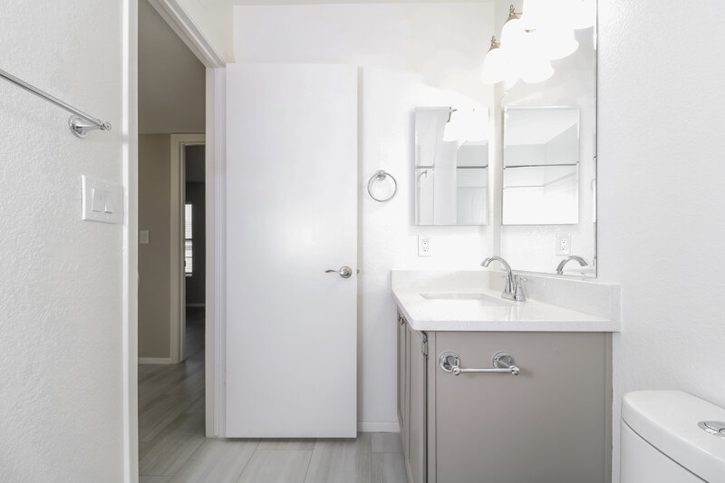 1,925/Mo, 17909 N 88th Dr Peoria, AZ 85382 Main Bathroom View 2