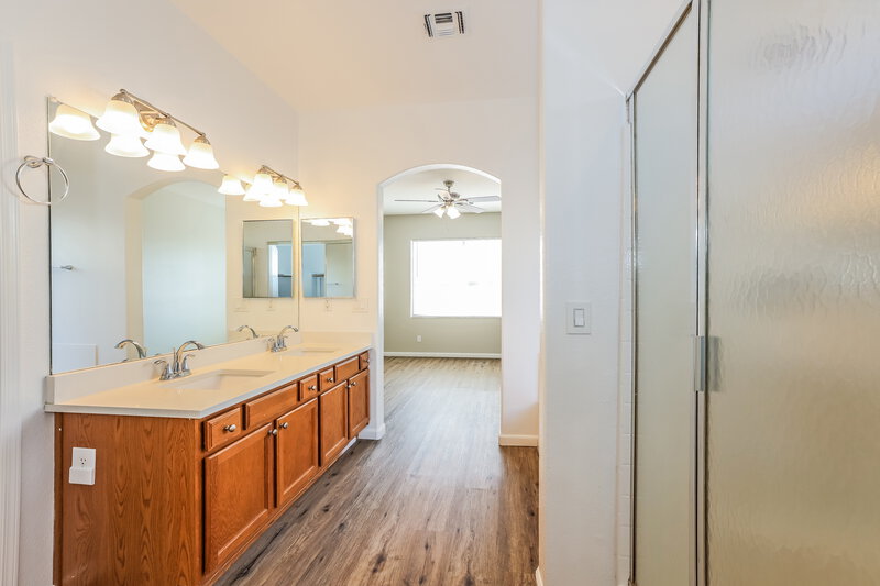 1,720/Mo, 12901 W Ash St El Mirage, AZ 85335 Main Bathroom View