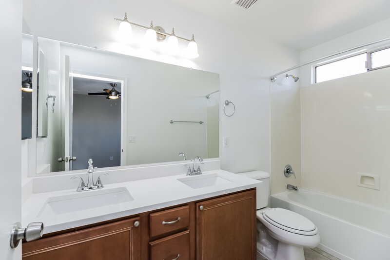 1,835/Mo, 1122 E Christopher St San Tan Valley, AZ 85140 Main Bathroom View