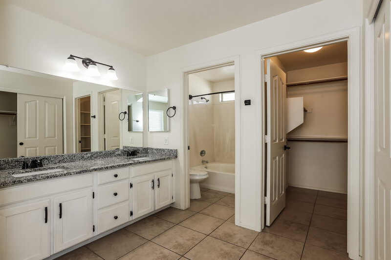 2,320/Mo, 818 E Audrey Ln Phoenix, AZ 85022 Main Bathroom View