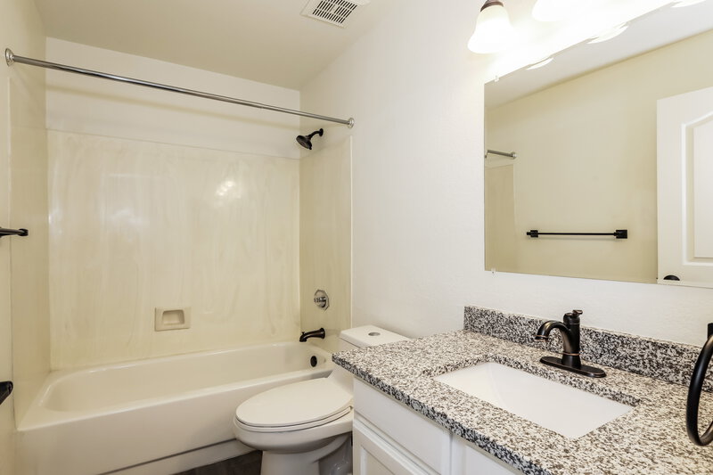 2,320/Mo, 818 E Audrey Ln Phoenix, AZ 85022 Bathroom View