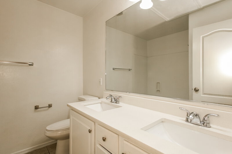 2,095/Mo, 5116 W T Ryan Ln Laveen, AZ 85339 Main Bathroom View