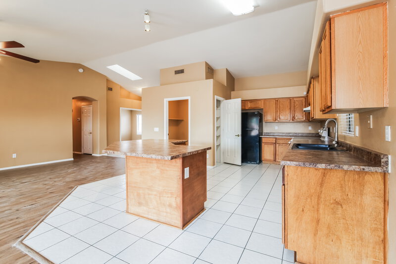 2,080/Mo, 2203 E Edna Ave Phoenix, AZ 85022 Kitchen View