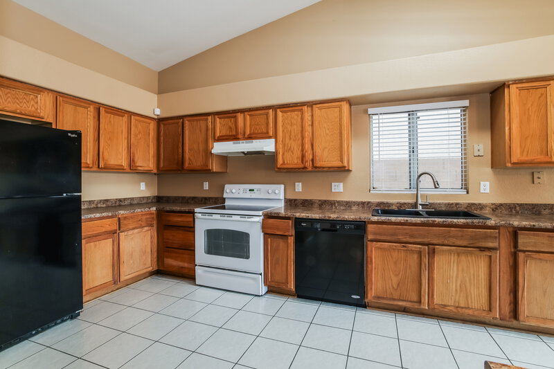 2,080/Mo, 2203 E Edna Ave Phoenix, AZ 85022 Kitchen View 2