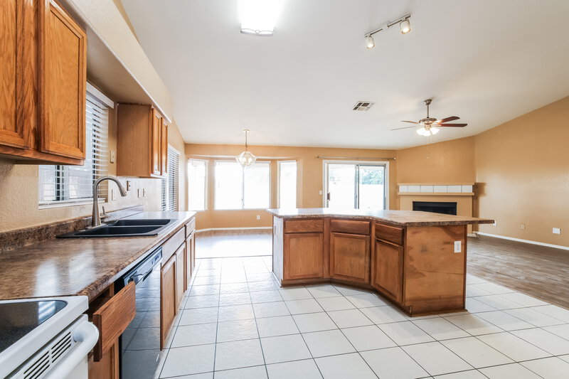 2,080/Mo, 2203 E Edna Ave Phoenix, AZ 85022 Kitchen View 3