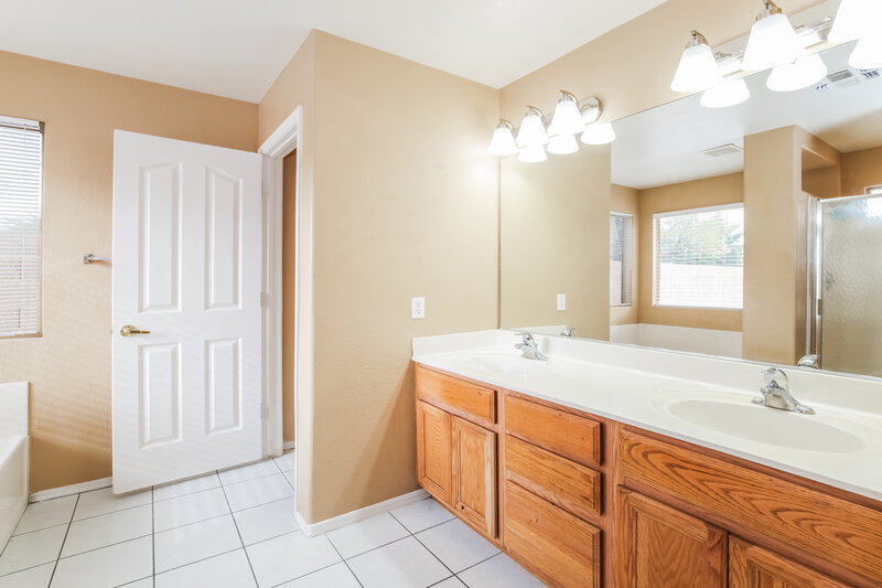 2,080/Mo, 2203 E Edna Ave Phoenix, AZ 85022 Main Bathroom View