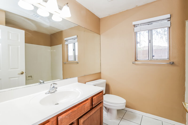 2,080/Mo, 2203 E Edna Ave Phoenix, AZ 85022 Bathroom View