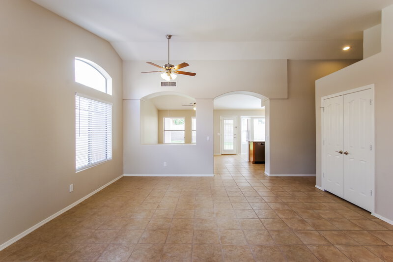 2,455/Mo, 6115 W Park View Ln Glendale, AZ 85310 Living Room View