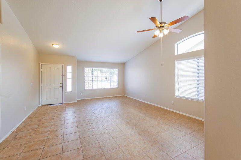 2,455/Mo, 6115 W Park View Ln Glendale, AZ 85310 Living Room View 2