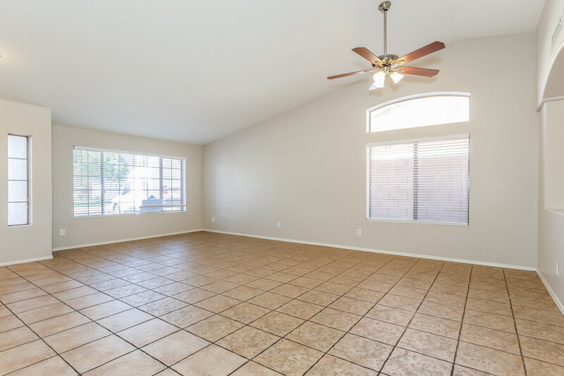 2,505/Mo, 6115 W Park View Ln Glendale, AZ 85310 Living Room View 2
