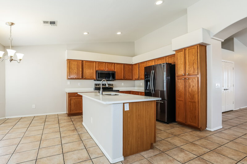 2,505/Mo, 6115 W Park View Ln Glendale, AZ 85310 Kitchen View